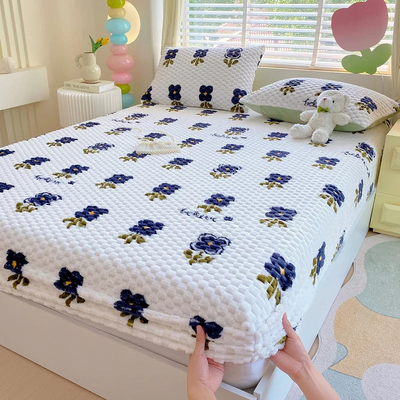 BLUEBLOOM | NAVY FLORAL PLUSH BEDDING SET